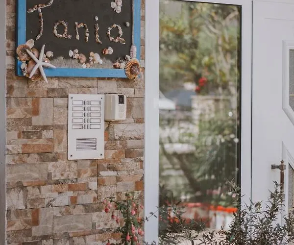 Tania 帕拉利亚狄奥尼索